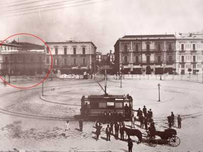 La stessa raffigurata in una vecchia fotografia di inizi 900, affiancata da altre eleganti dimore ottocentesche, sostituite poi dagli attuali immobili presenti su piazza Moro
